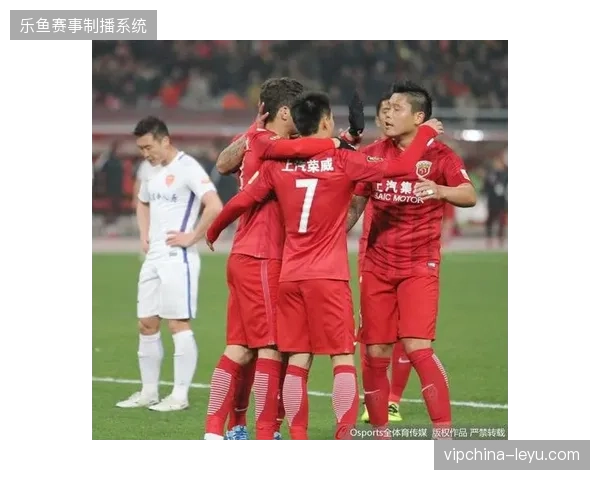 上海海港主力后腰蔡慧康的伤退,成为撕裂球队防守体系的关键节点 上海海港主力后腰蔡慧康的伤退,成为撕裂球队防守体系的关键节点